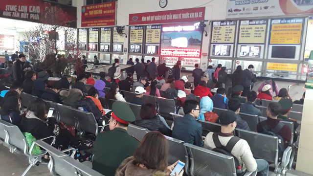 Người dân lỉnh kỉnh đồ đạc đổ về bến xe Mỹ Đình về quê ăn Tết